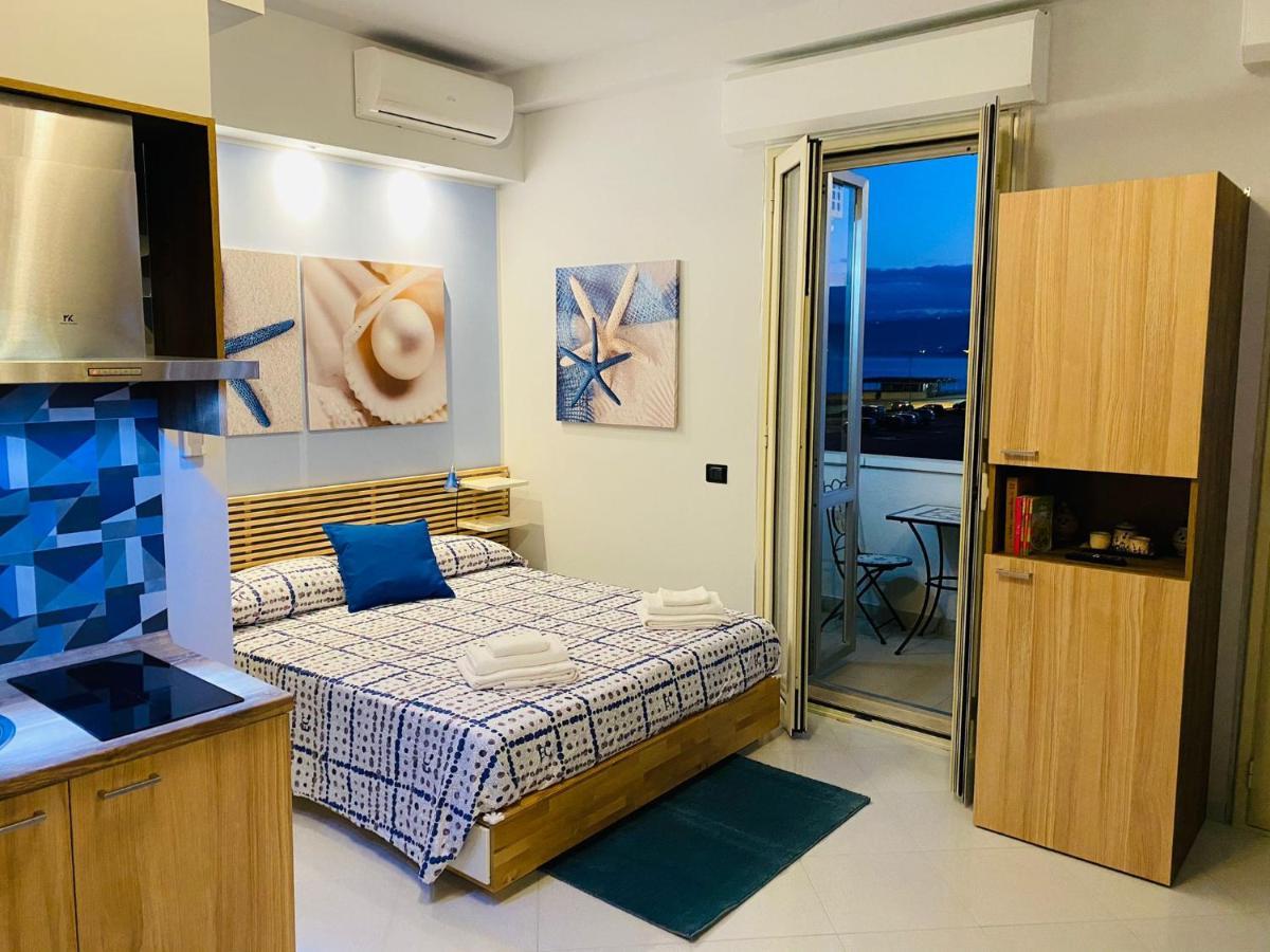 B E B Le Terrazze Sul Mare Bed & Breakfast Катандзаро Екстериор снимка