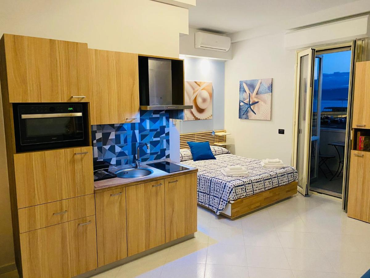 B E B Le Terrazze Sul Mare Bed & Breakfast Катандзаро Екстериор снимка