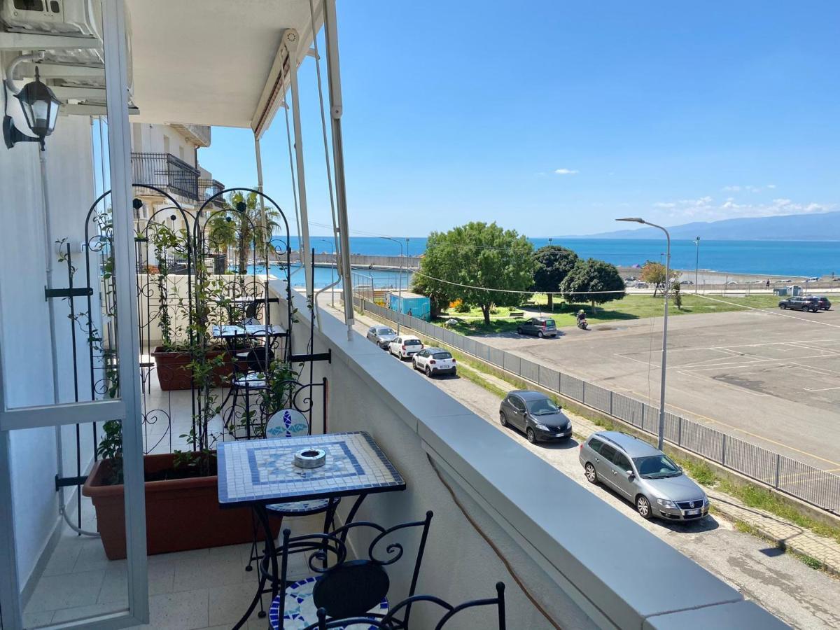 B E B Le Terrazze Sul Mare Bed & Breakfast Катандзаро Екстериор снимка