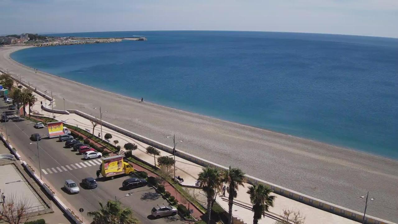B E B Le Terrazze Sul Mare Bed & Breakfast Катандзаро Екстериор снимка